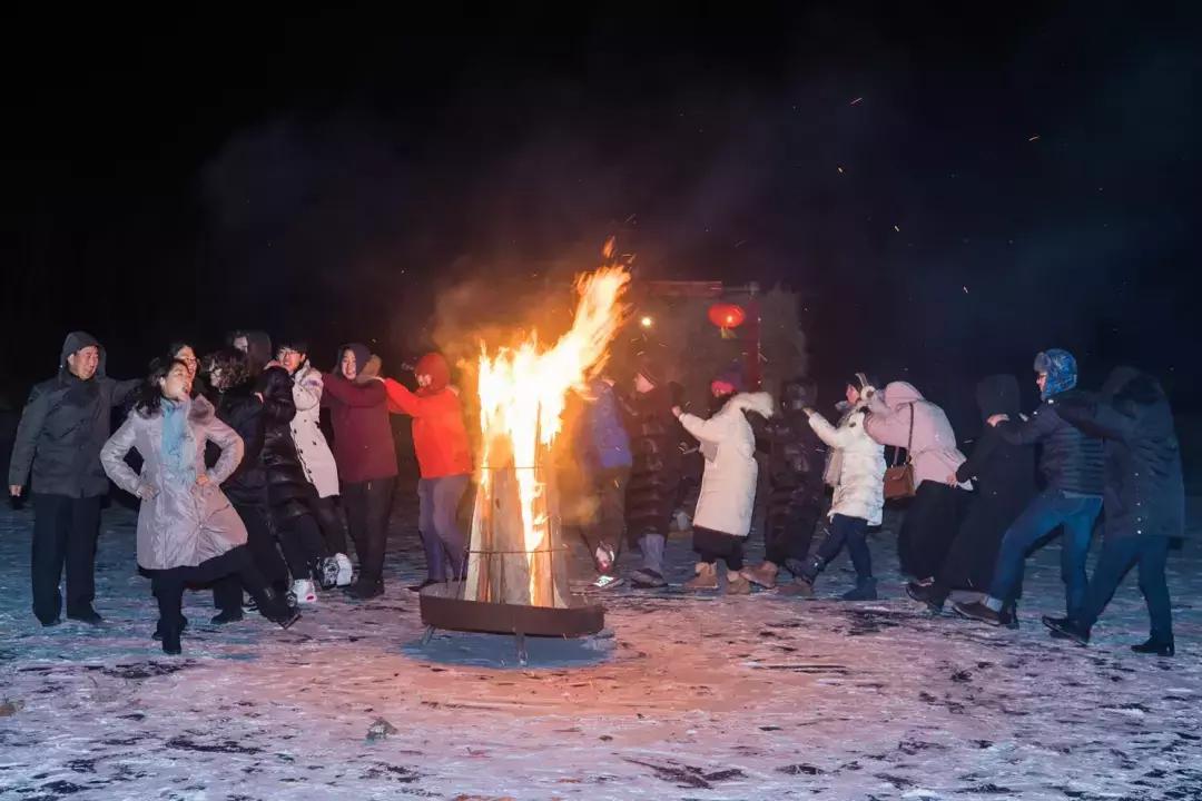 东风本田冰雪远征车队集结松发集团度假宾馆，冰上篝火不夜天！