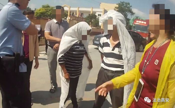 高安一女子被车撞死，死者亲属为索赔堵路，1人被拘8人被罚