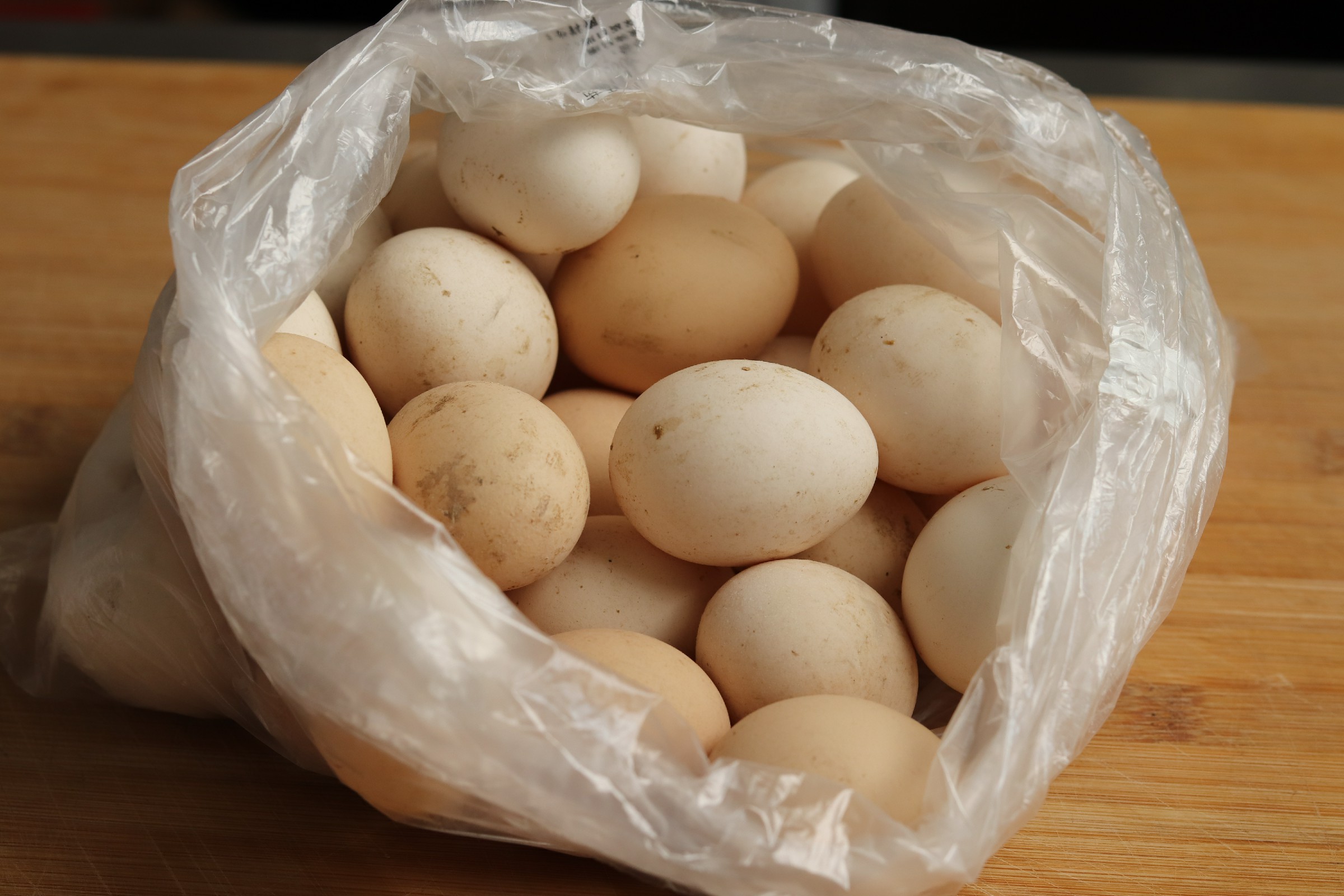 煮熟的鸡蛋放冰箱冷藏保存多久,煮熟带壳鸡蛋放冰箱可以保存几天