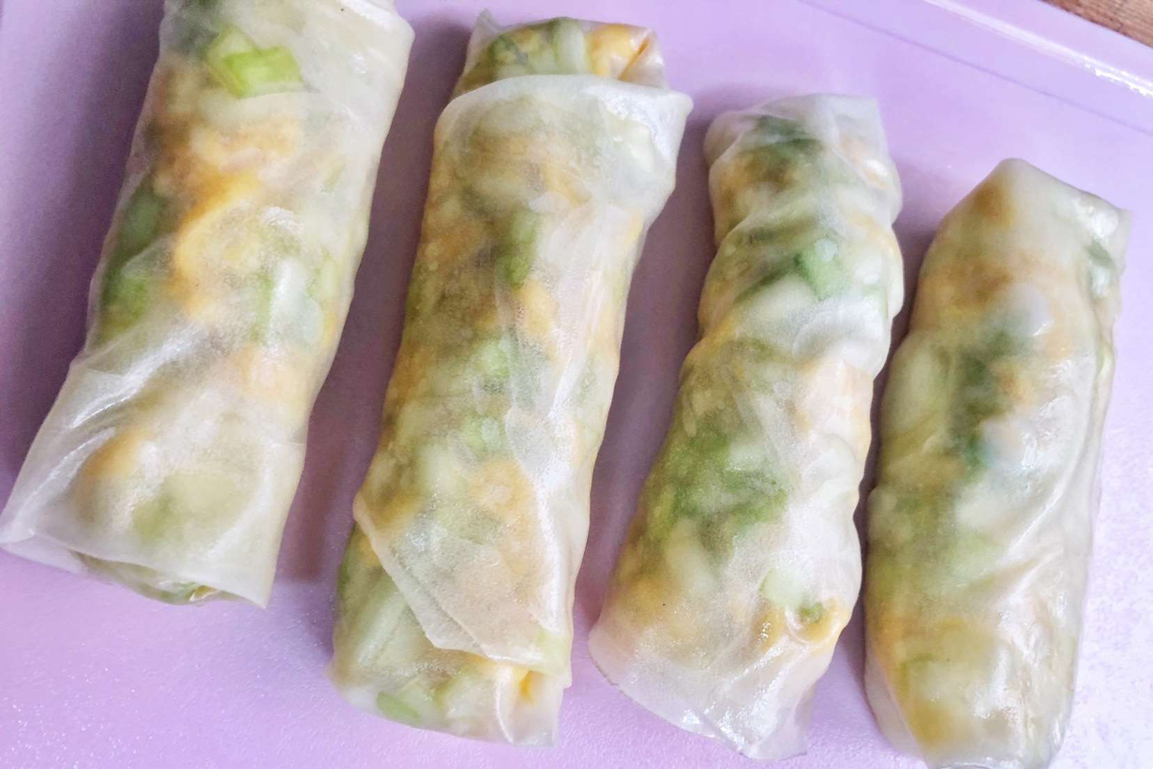 剩的饺子皮别扔这样做比春卷好吃,剩下的饺子皮怎么做才好吃