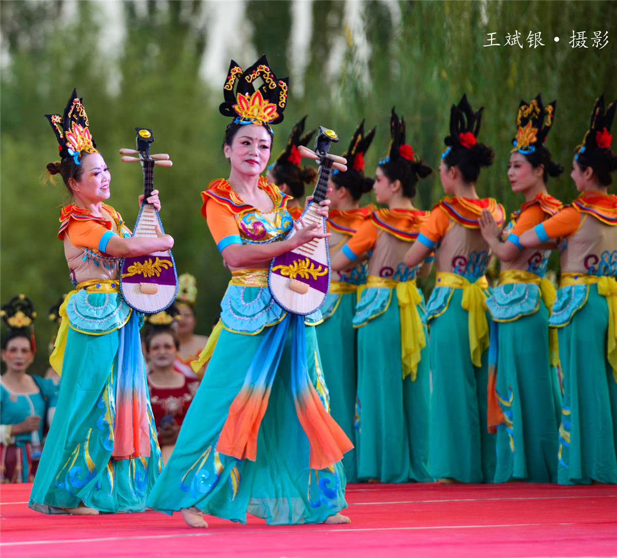 在敦煌跳敦煌舞,跳敦煌的舞蹈服