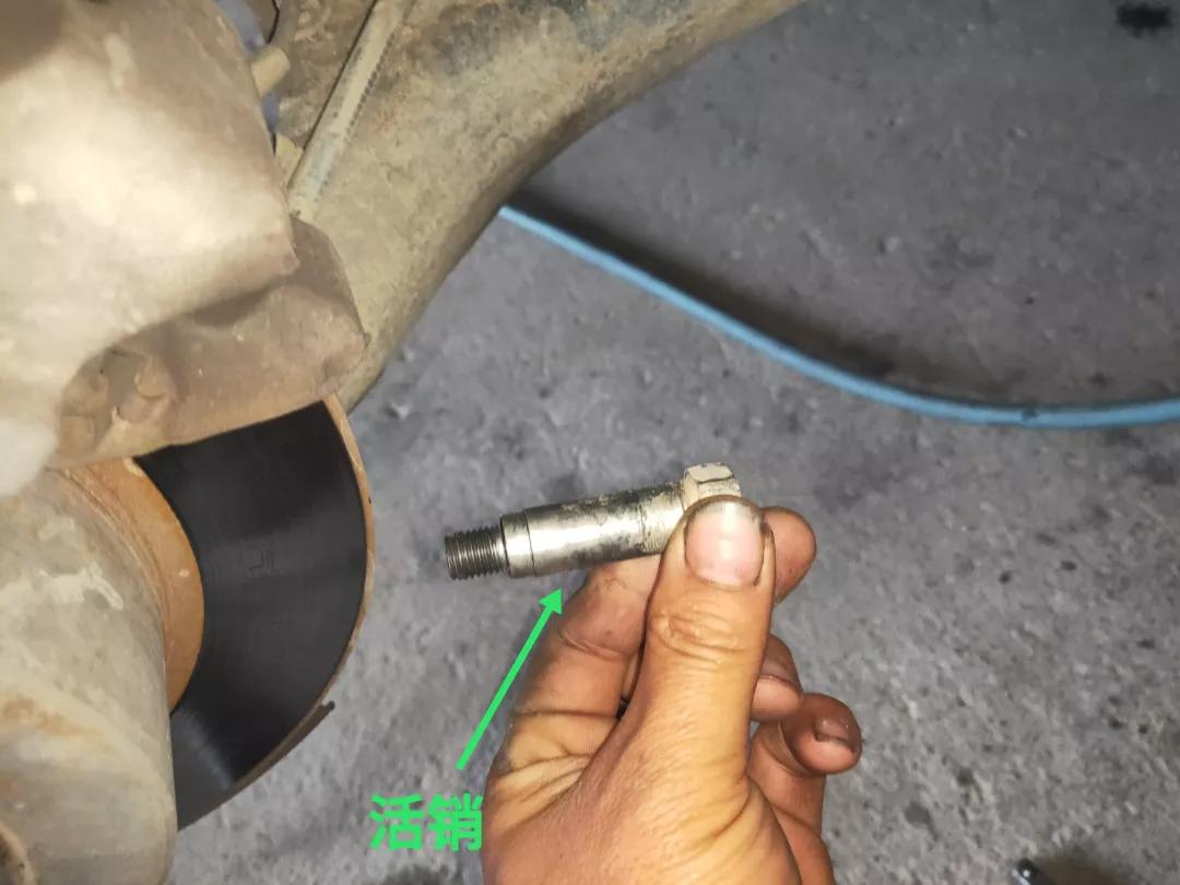 比亚迪f3更换后轮毂刹车片方法,2013丰田花冠后刹车片怎么拆