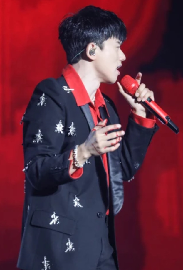 张杰演唱会受伤微博,张杰腰椎轻微骨裂