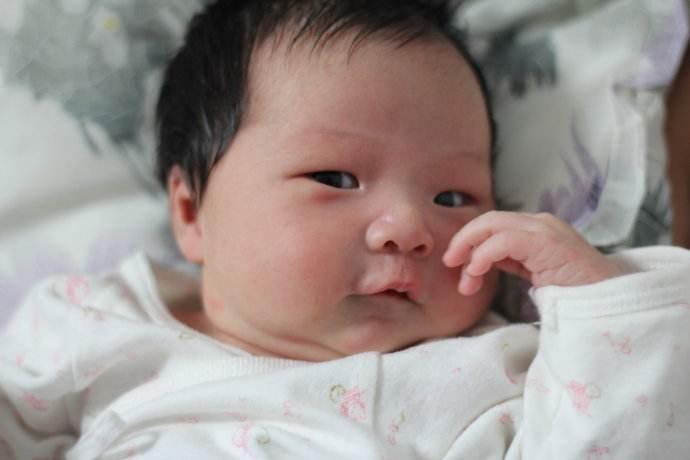 刚生的小宝宝在医院怎么护理,新生女宝宝假例假