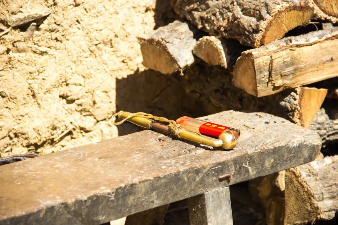 秦岭山中出现一茅屋，主人不在家，只见门口板凳上放着一个铜烟锅