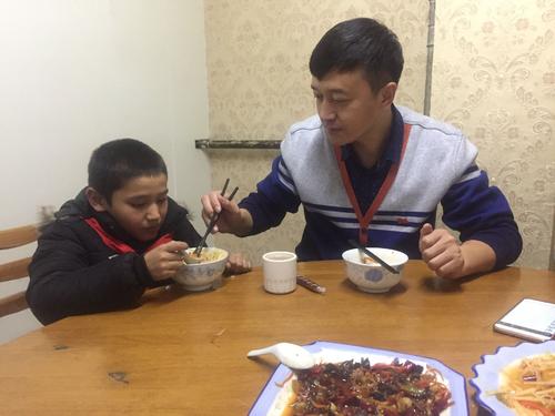 “贴心宝宝”走红，用马桶里的水给爸爸洗苹果，网友：这棉袄漏风