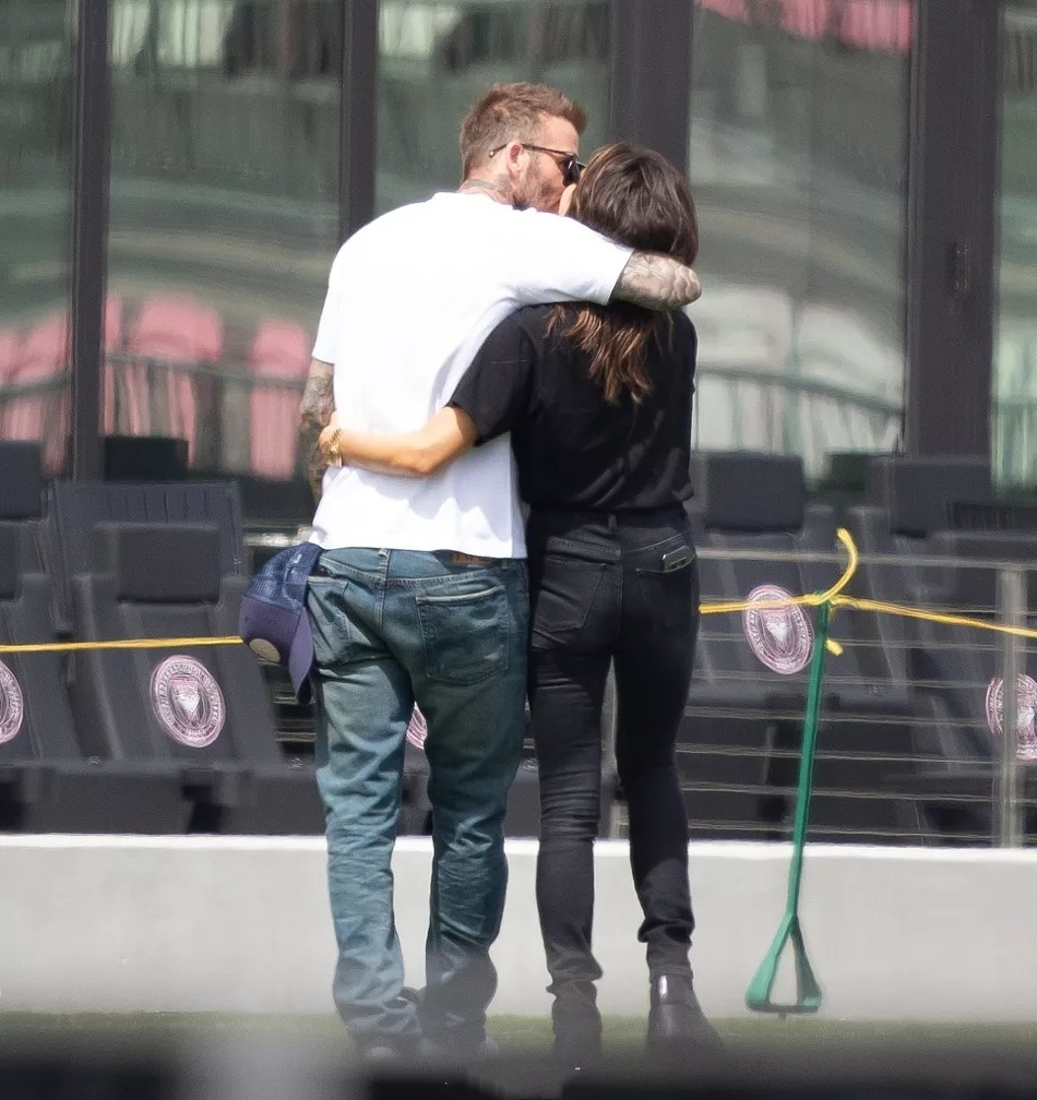 小贝夫妇秀恩爱,小贝夫妻宠爱大儿子