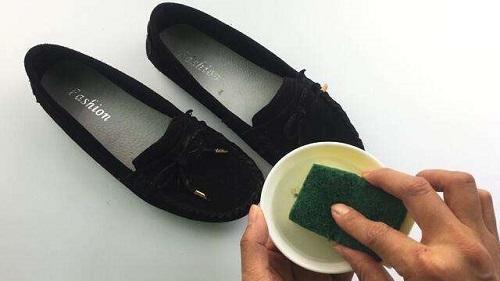 绒面鞋油渍的清理方法,绒面鞋泛白的正确清理方式