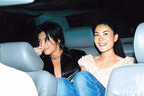 谢霆锋王菲世纪牵手,王菲谢霆锋飞机上撒狗粮全程牵手