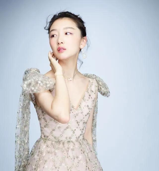 16岁出道荣获影后,周冬雨一个谋女郎的成长之路