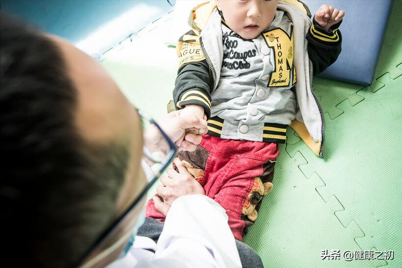 一直仰头会损伤脊髓吗,小孩脊髓损伤截瘫站起来了