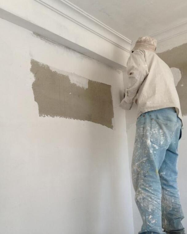 新房装修墙面大白开裂是怎么回事,装修一年的新房子墙面开裂正常吗