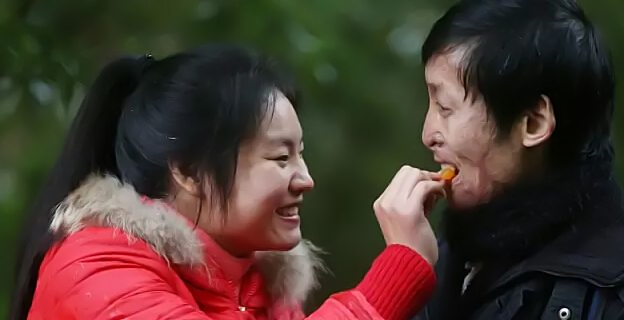 21岁小伙烧伤13人,21岁小伙一人救13人被烧毁容