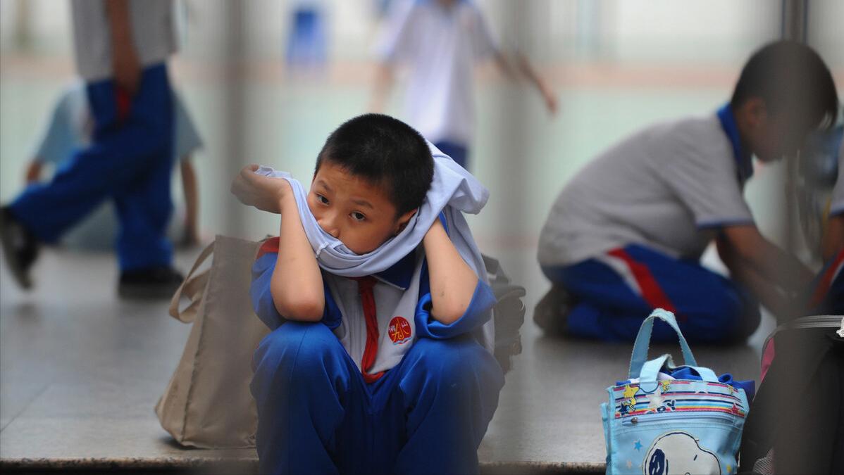 高三学生玩手机被学校开除怎么办,高中生因玩手机被处分有影响吗