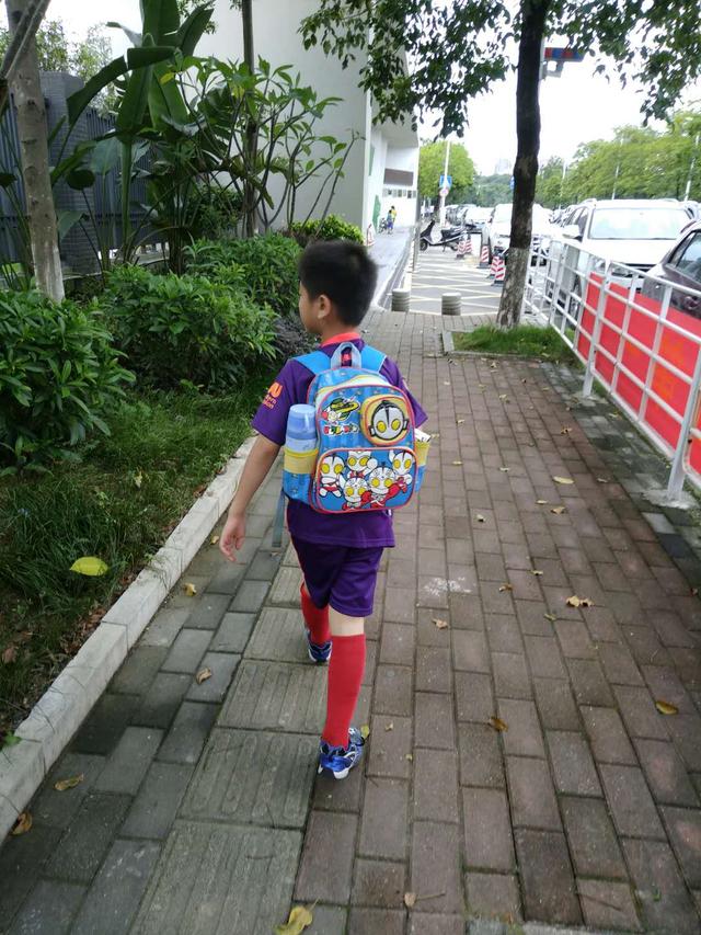 家里有个爱踢球的葫芦娃,喜欢踢球的小朋友