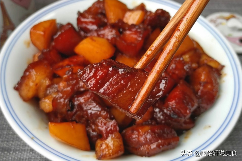 红烧肉炖土豆入口即化,红烧肉炖土豆软糯不油腻