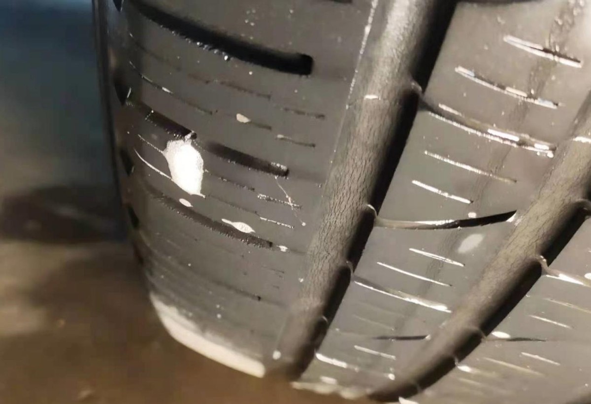 轮胎扎了个洞怎么补,轮胎边扎了钉补一下能用不