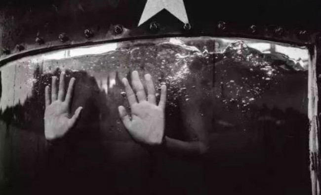 土耳其少女古灵精怪利用牛奶瓶巧拍飞机飞行画面，来学下拍照