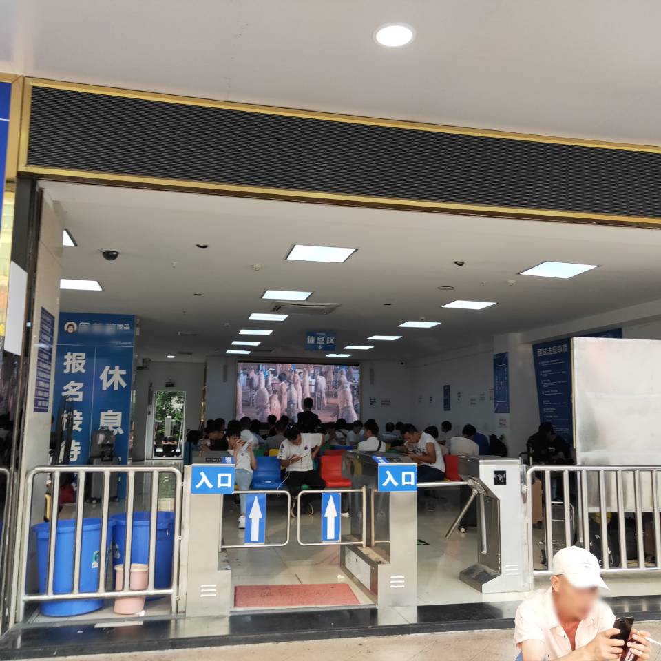 深圳三和人才市场现场,今天的深圳三和人才市场