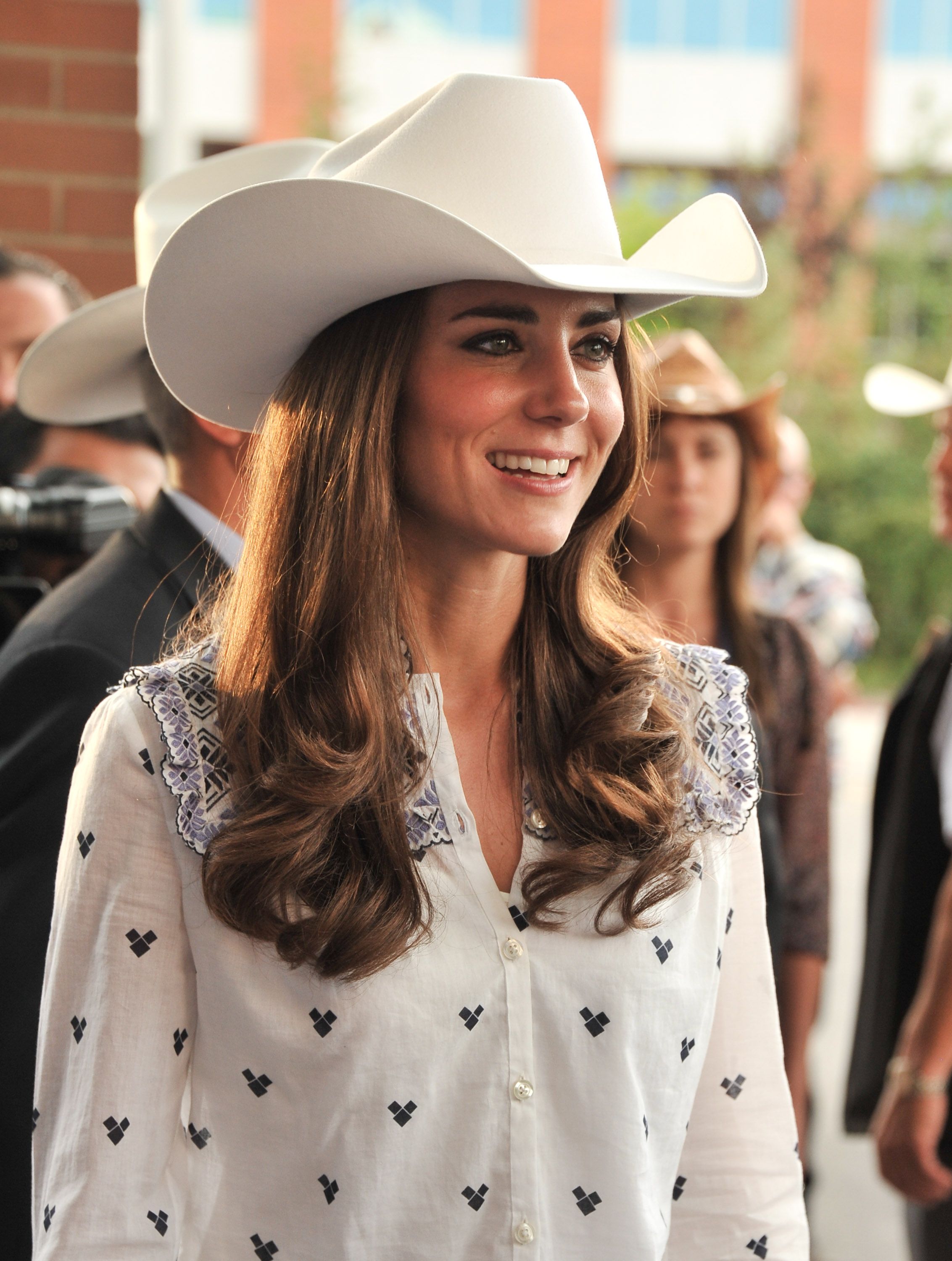 凯特王妃戴戴安娜王妃头饰,凯特王妃戴的是什么头饰