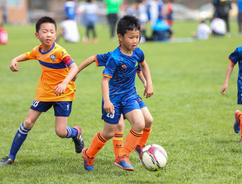 孙继海足球训练对小孩要求,孙继海教孩子踢球