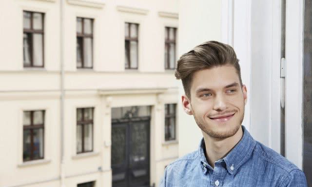 圆脸侧背头发型,细软塌发质圆脸适合什么背头