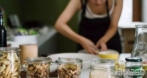 30名中国留学生遭遣返,3名中国留学生被遣返外交部回应