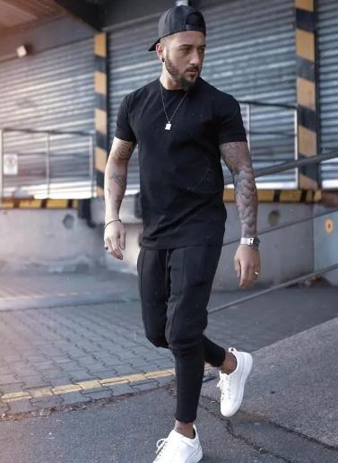 夏天男生t恤要宽松好还是修身好,男短袖t恤衣长到哪里好看