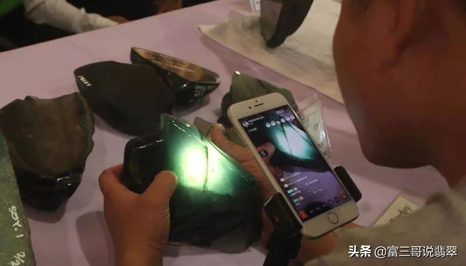 翡翠赌石赚几百亿 (翡翠赌石收入过亿)