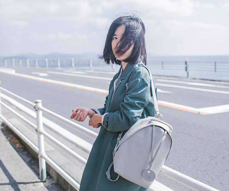 不要再背烂大街的双肩包了,别再背烂大街的轻奢包