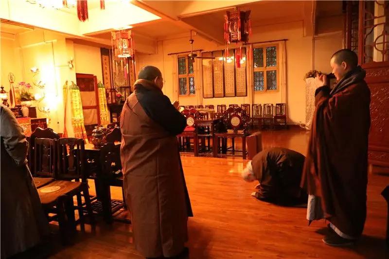 李李原型剃度出家又还俗,最近寺庙剃度出家全过程