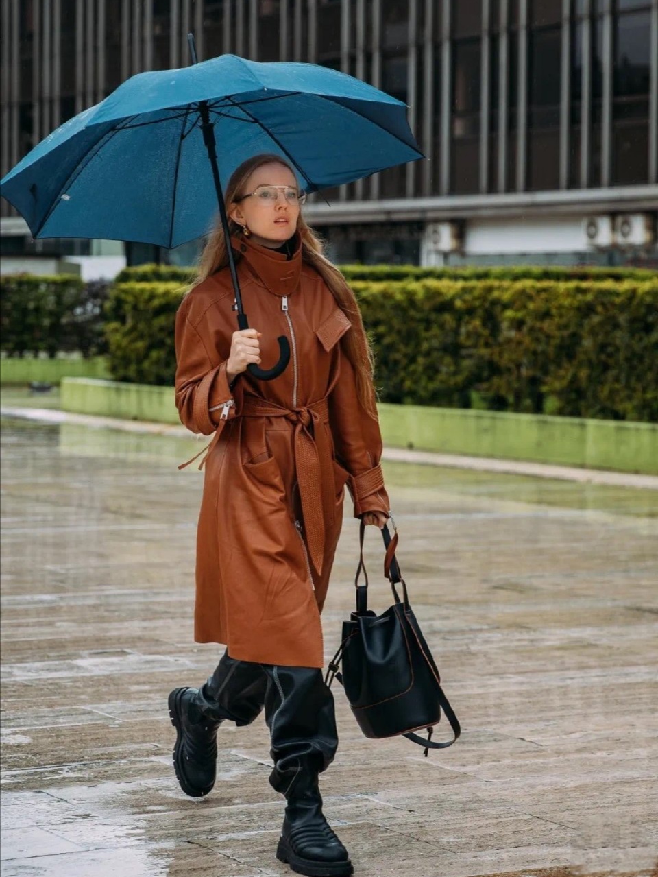 女人出门包包里都装什么,女人出门包包会带什么东西呢