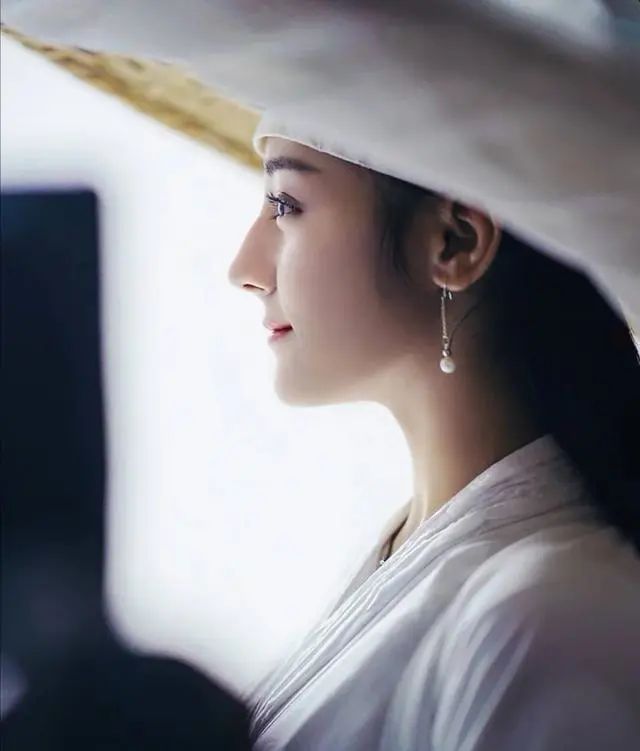 公认美貌迪丽热巴,怎么样才能拥有迪丽热巴样的颜值