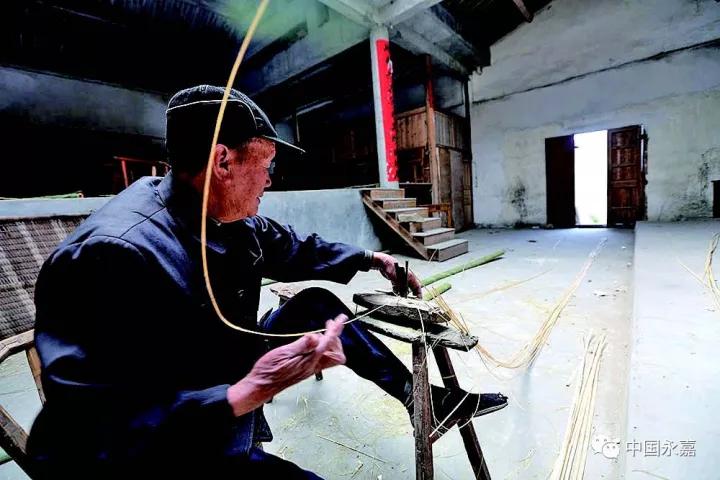 家家门口有捣臼，一座四合院曾住近百人，这里就是永嘉最东的村庄