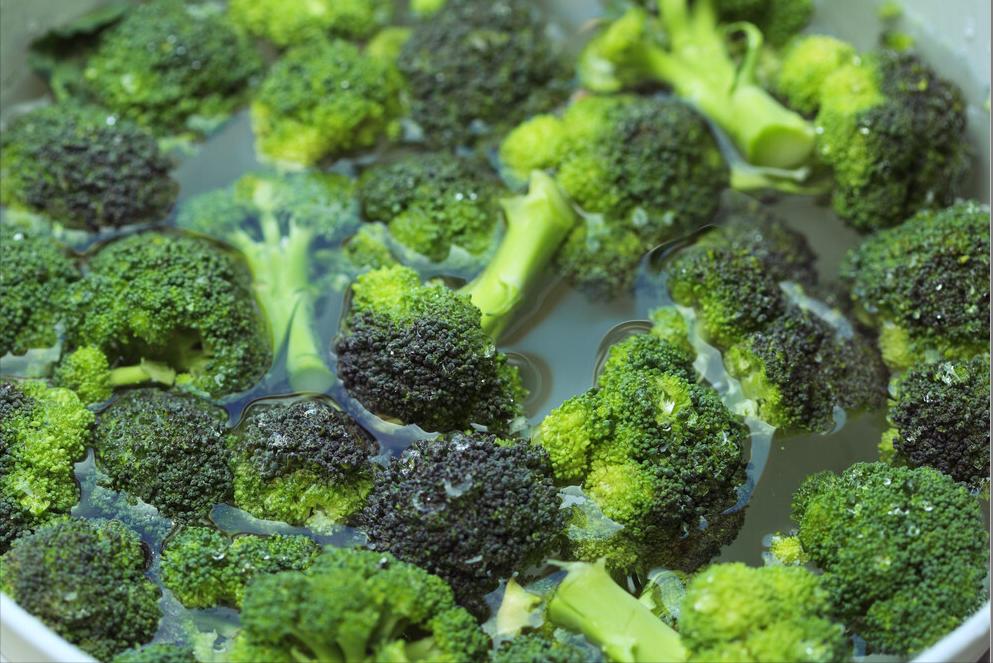 西兰花用开水焯一下能去掉虫卵吗,西兰花里面的虫卵高温可以杀死吗