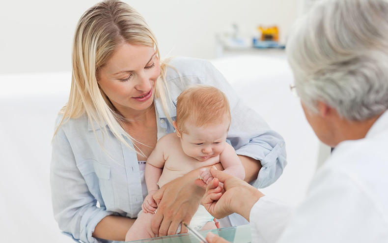宝宝总是挠耳朵是中耳炎吗,宝宝频繁挠耳朵肿了