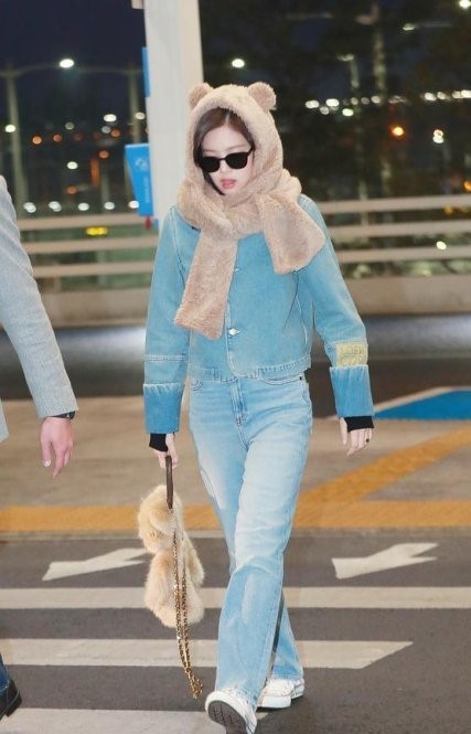 jennie穿的帆布鞋,jennie蓝色牛仔外套