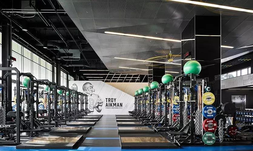 别人学校的运动馆：加州大学（UCLA）炫酷足球中心