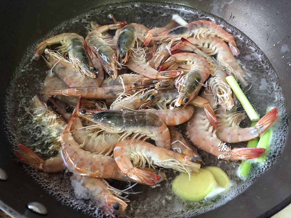 吃虾挑虾线的简单正确方法,虾如何去虾线和虾的胃