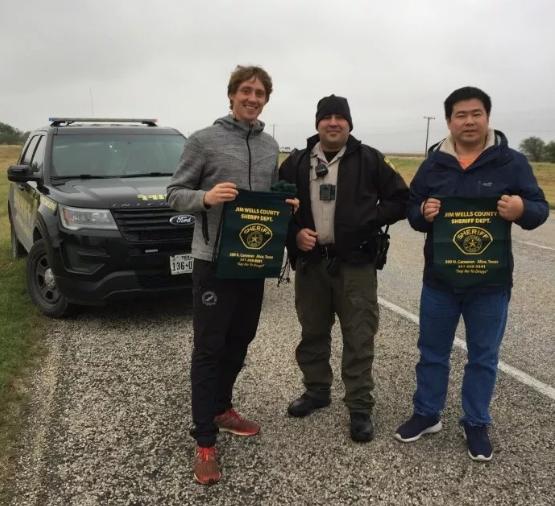 地球从南极到北极环绕一圈,地球跑一圈