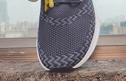 踩屎感极强的跑鞋,透气性好踩屎感强的跑鞋