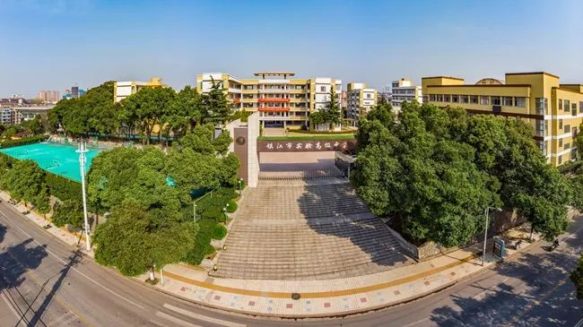 镇江实验高中在什么地方,镇江实验高中老师与学生视频