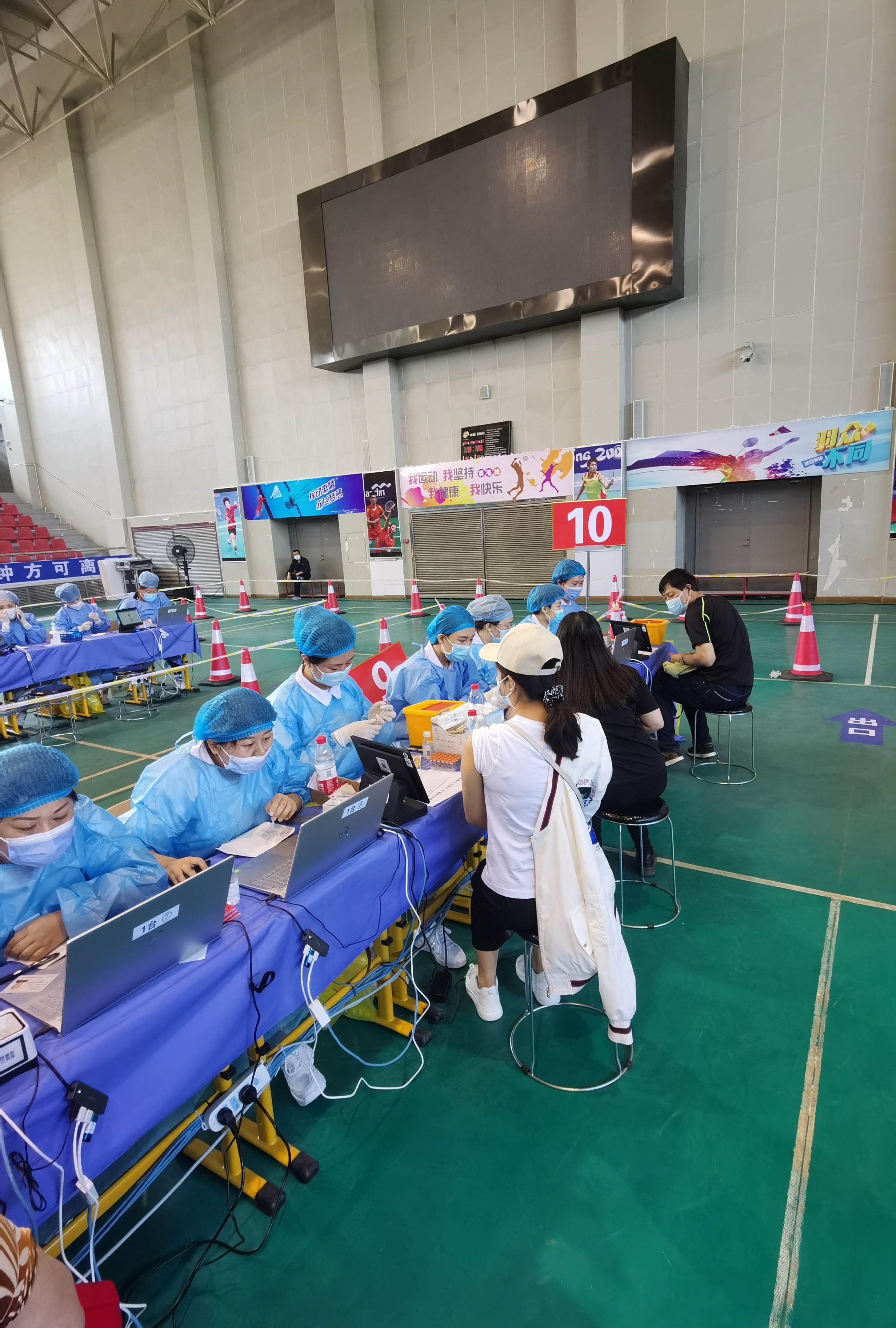 让*党**旗在疫苗接种方舱高高飘扬——沈阳市*家屯苏**区中医医院深入方舱全力推进新冠疫苗接种工作