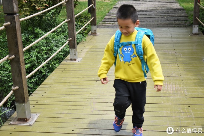 别让孩子输在起跑线，背上GMT for Kids挪威小方包，轻便 舒适 充裕