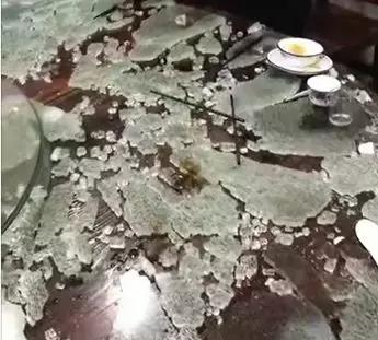 在餐厅吃饭，钢化玻璃餐桌突然炸裂碎成渣还冒烟：只摆了几道菜……担心你身边也有这样的“定时*弹炸**”