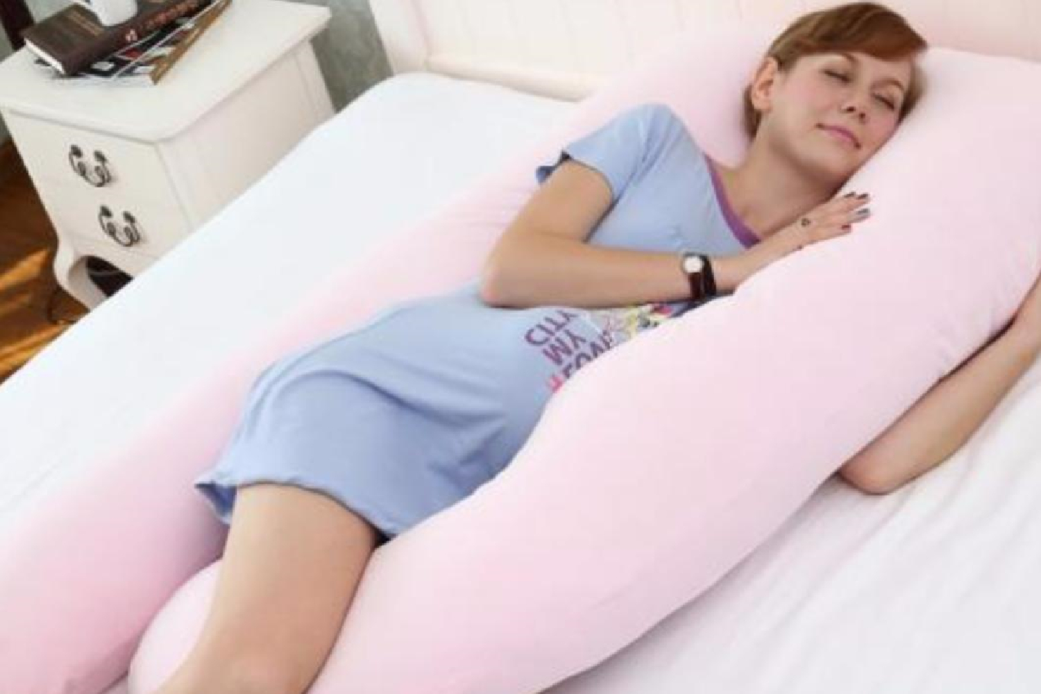 孕晚期左侧躺胎儿在盆骨边踢,孕晚期胎儿老是踢右腹部