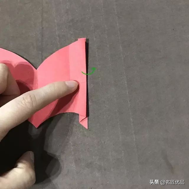 看别人剪新年剪纸很好看,怎么用剪刀来剪新年剪纸