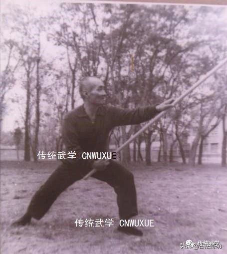 站桩时手可以上下活动吗,站桩时身体会随着呼吸上下起伏