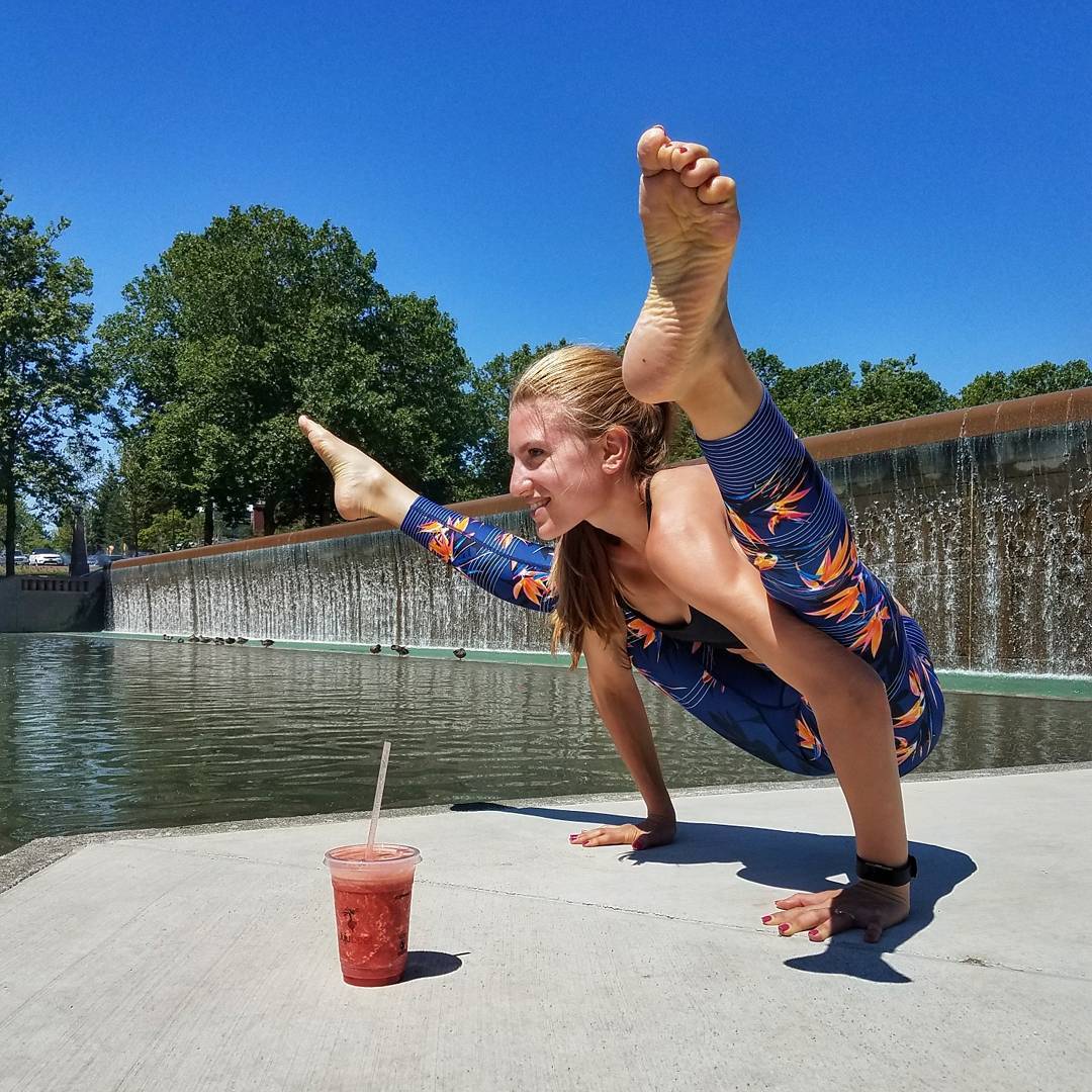 阳光明媚的午后做一下瑜伽放松,全身肉太松弛需要健身还是瑜伽