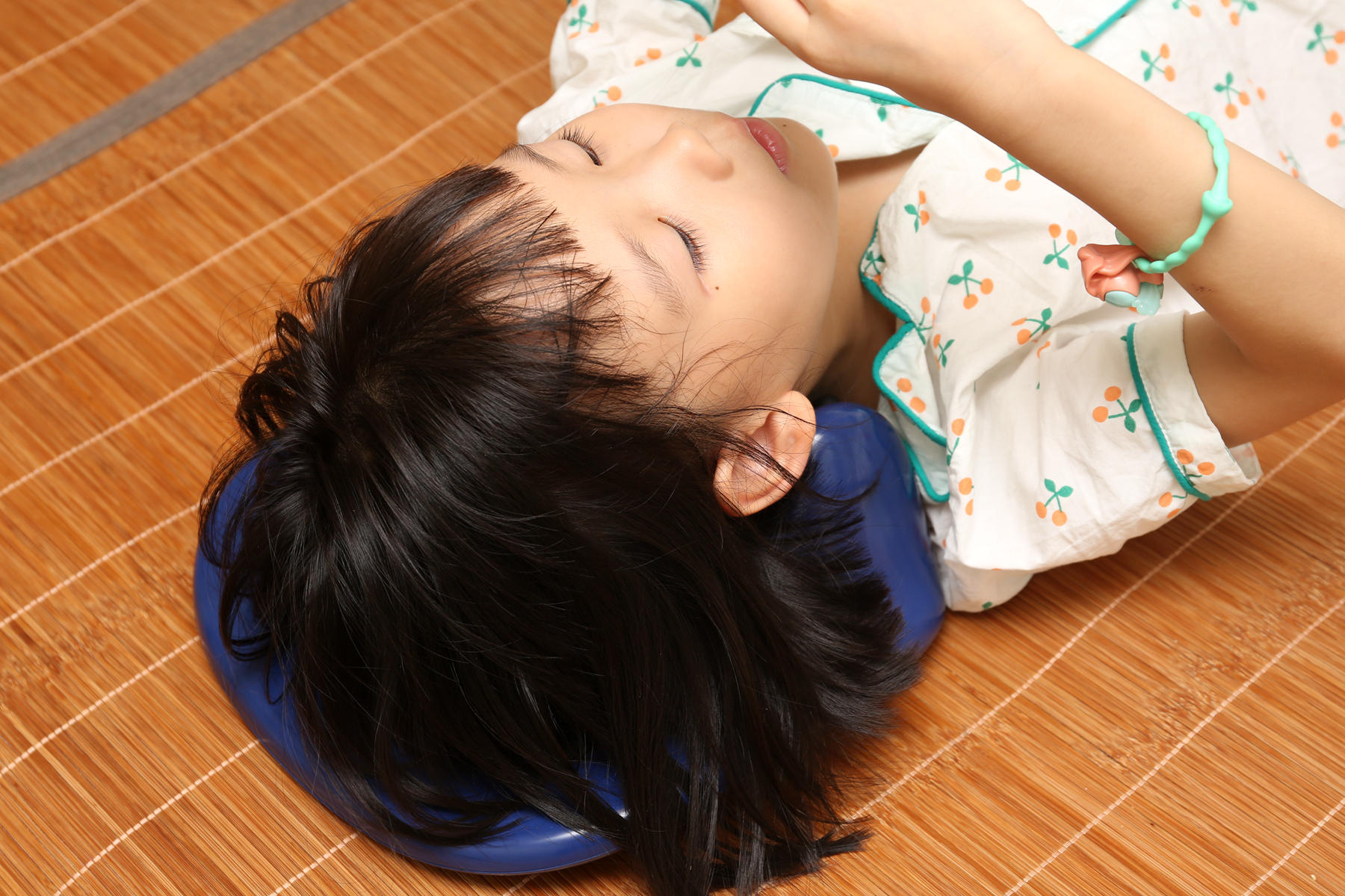 智能颈枕按摩器,带到颈椎上的按摩器